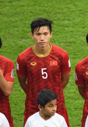 Vũ Văn Thanh trong vai trò inverted full-back của CAHN dưới HLV Polking